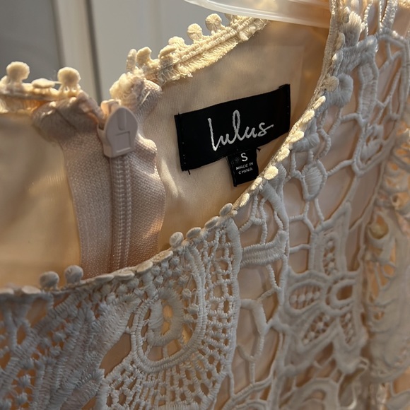 Lulus cream coloured midi lace dress. US 4. - Picture 8 of 9